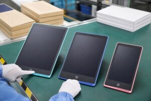 工厂工作台上进行液晶手写板样品与外观检查