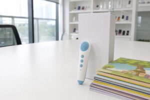 儿童点读笔与绘本放置在整洁的采购样品台上